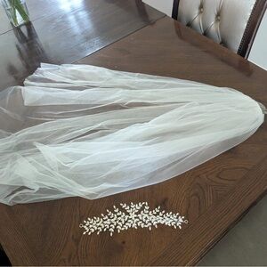 Elegant White Bridal Veil with Leaf Embellishment